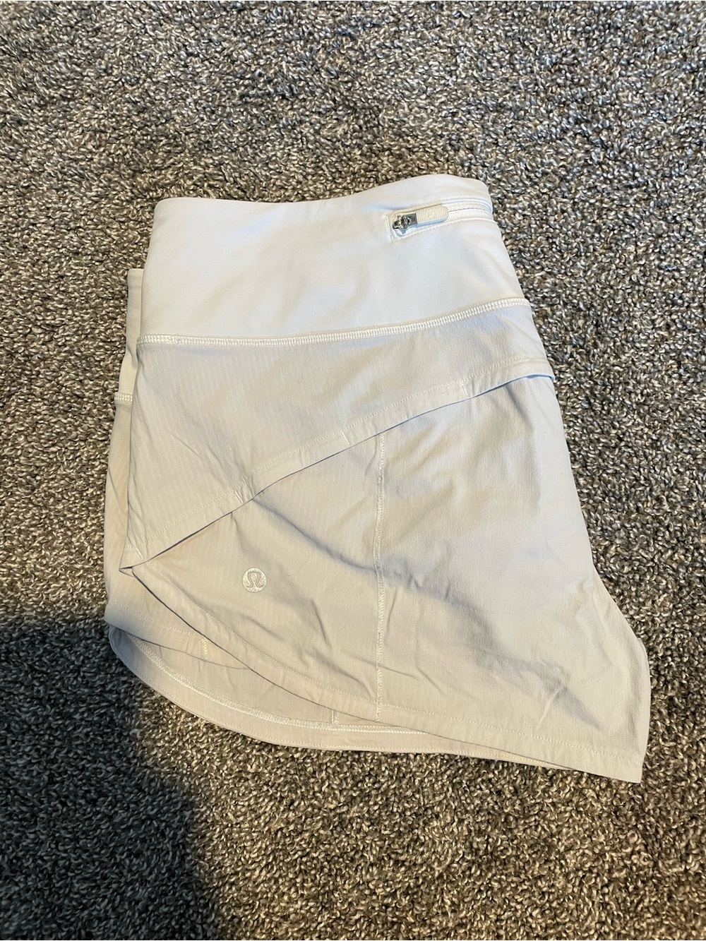 lululemon Speed Up Mid-Rise Short. 2.5 inseam. Athletic Shorts - White - Picture 3 of 3